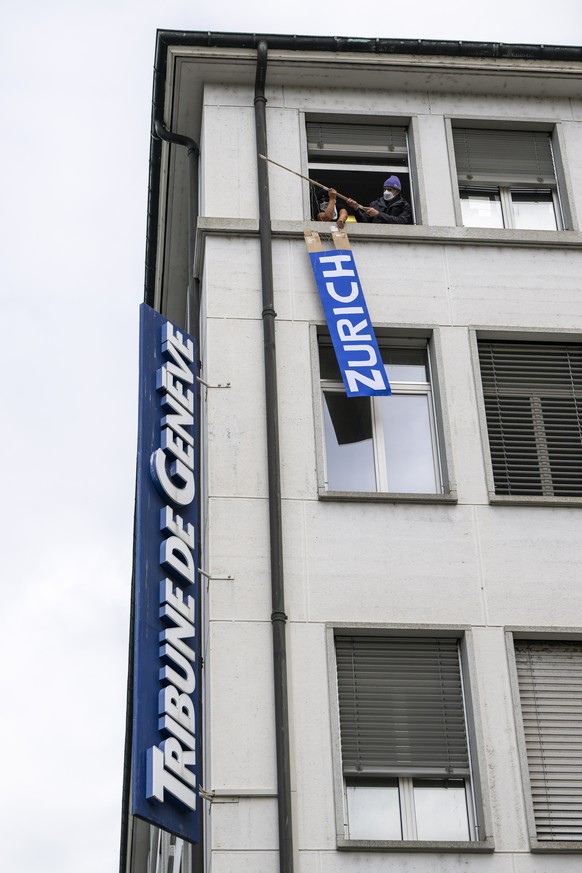Des journalistes et des employes de la Tribune de Geneve (TDG) quotidien appartenant au groupe de presse zurichois Tamedia, debrayent et manifestent et ont change le nom de Geneve avec Zurich pour pro ...