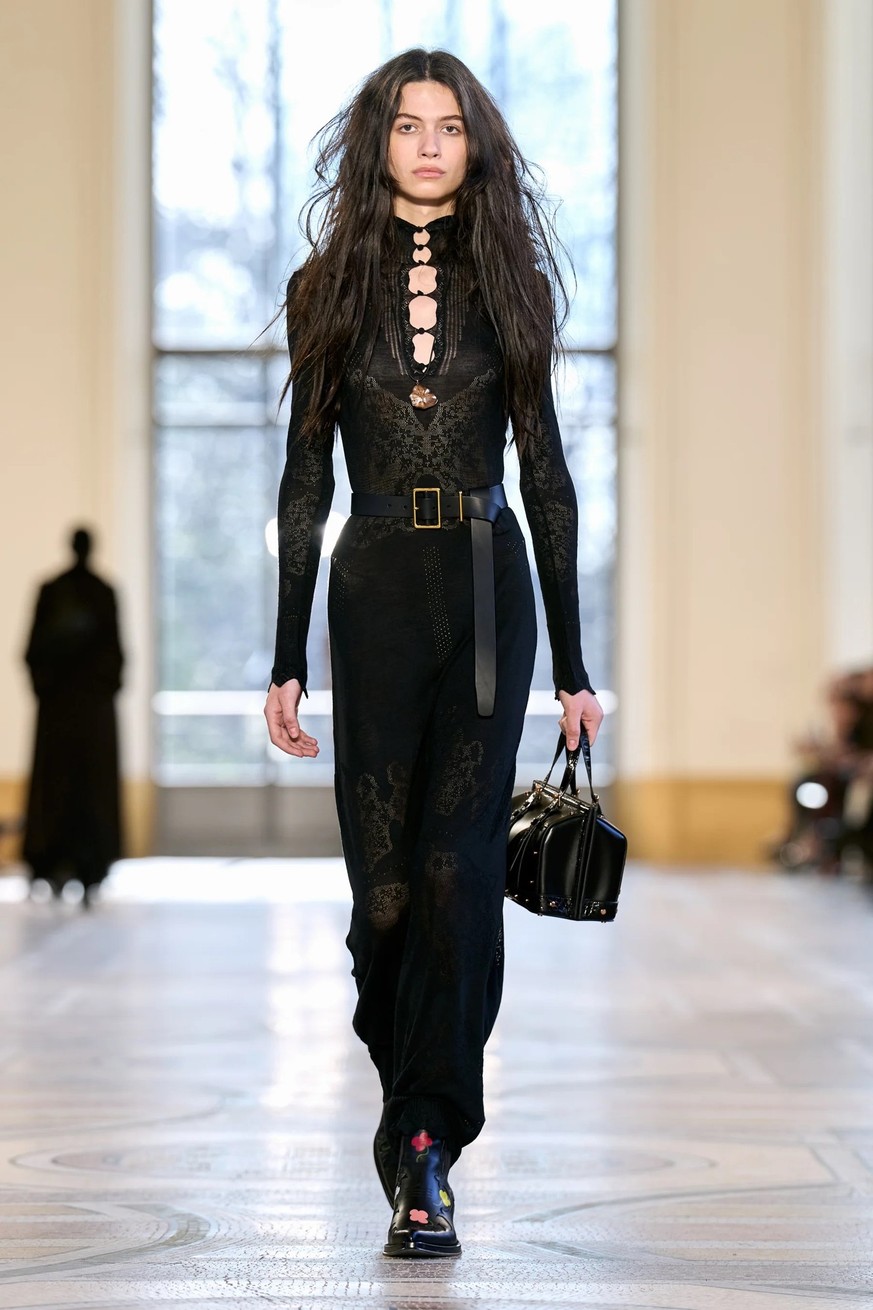 Une silhouette sombre, sophistiquée et surtout très loin du déguisement. Gabriela Hearst Fall/Winter 2026/2027.