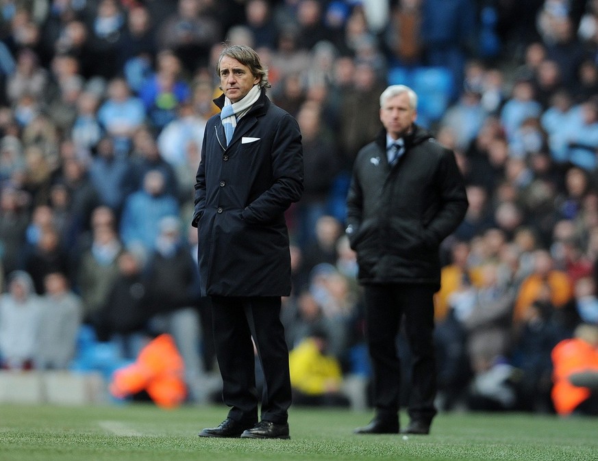 epa03645370 Manchester City manager Roberto Mancini (L) and Newcastle United manager Alan Pardew (R) react during the English Premier League soccer match Manchester City V Newcastle at Etihad Stadium, ...