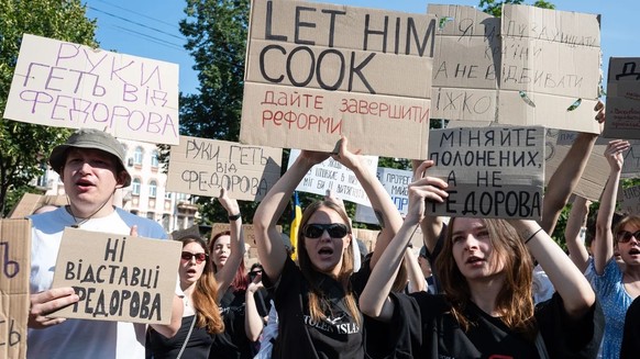 Des jeunes Ukrainiens manifestent à Kiev et dans d'autres villes contre le limogeage du ministre de la Défense Mykhaïlo Fedorov, considéré comme un réformateur et très populaire.