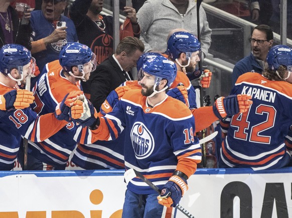 Adam Henrique (19) a signé un doublé pour les Oilers lundi