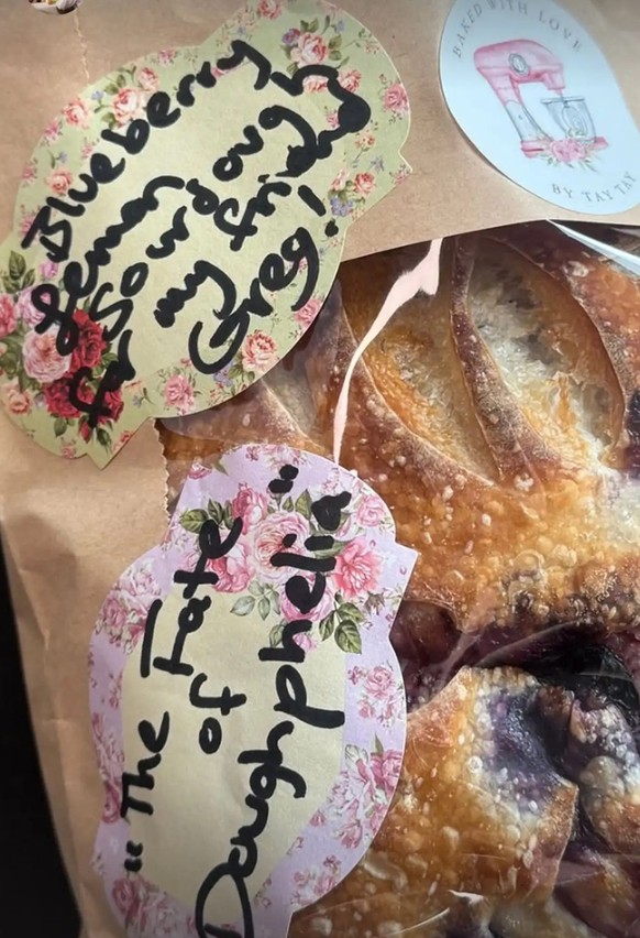 Greg James, animateur de BBC Radio 1, a été surpris avec un pain (myrtilles et citron) orné d'un autocollant «Le destin de Doughphelia».