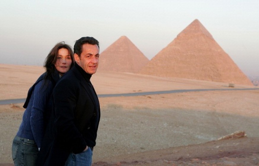 French President Nicolas Sarkozy and his model-turned-singer girlfriend Carla Bruni visit the Great Pyramids of Giza on the outskirts of Cairo, 30 December 2007. Sarkozy was in Cairo for talks with Eg ...
