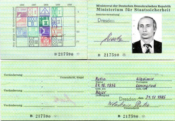 Carte d'identité délivrée par le ministère de la Sécurité d'Etat à l'agent du KGB Poutine.