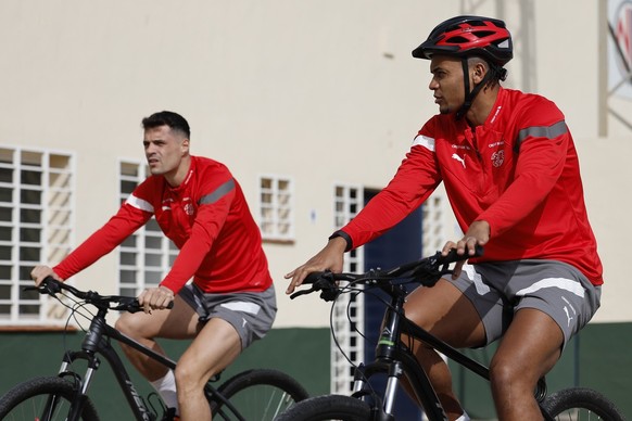 Granit Xhaka, links, und Manuel Akanji kommen mit dem Fahrrad zum Training, am Mittwoch, 20. Maerz 2024 in Cartagena, Spanien. Die Schweizer Fussball Nationalmannschaft befindet sich vom 18.3.2024 bis ...