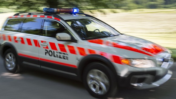 A police car of the cantonal police Glarus drives with emergency lights, pictured on June 5, 2015, in Glarus, Switzerland. (KEYSTONE/Gian Ehrenzeller)

Ein Fahrzeug der Kantonspolizei Glarus faehrt mi ...