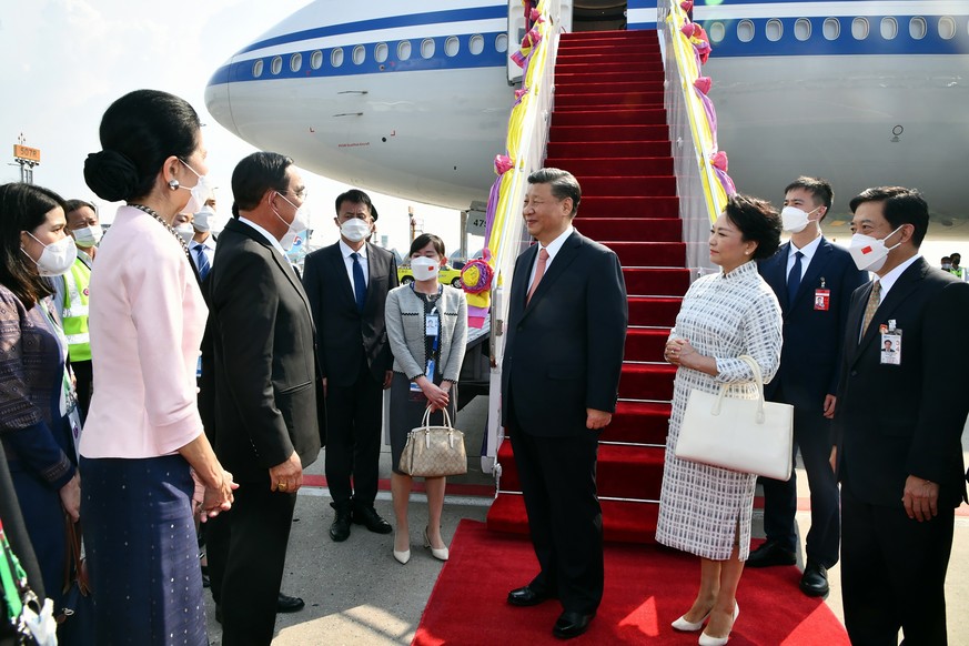 Le président Xi Jiping et son épouse lors de leur arrivée à Bangkok, le 17 novembre. Ils ont été accueillis par le Premier ministre thaïlandais, Prayuth Chan-ocha.