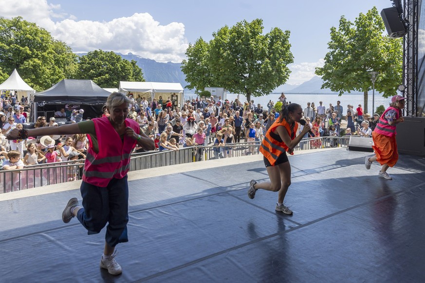 Des personnes dansent lors d'une flashmob organisee simultanement dans 13 villes de Suisse a l'occasion de la 20eme edition de la fete de la Danse ce samedi, 17 mai 2025 a Vevey. (KEYSTONE/C ...
