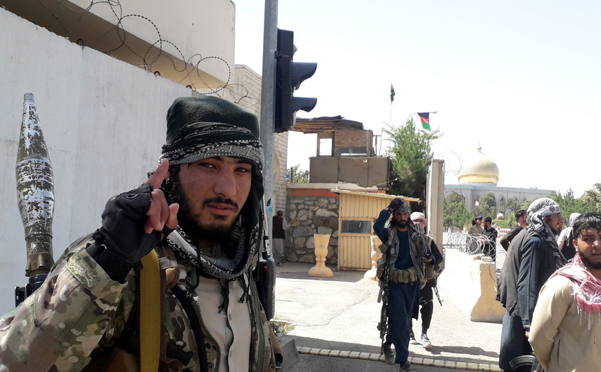 Des Talibans patrouillent la ville de Ghazni.