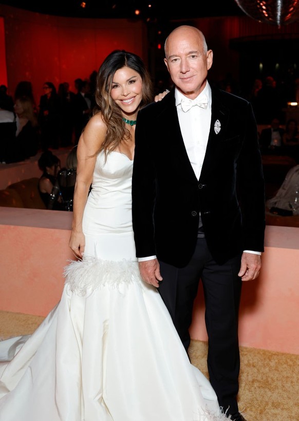 BEVERLY HILLS, CALIFORNIA - MARCH 02: EXCLUSIVE COVERAGE (L-R) Lauren Sánchez and Jeff Bezos attend the 2025 Vanity Fair Oscar Party Hosted By Radhika Jones at Wallis Annenberg Center for the Performi ...