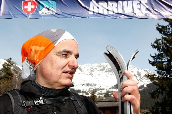 Christian Constantin, president du FC Sion, passe la ligne d&#039;arrivee de la course Arolla-Verbier lors de La Patrouille des Glacier ce jeudi 22 avril 2009 a Verbier. (KEYSTONE/Jean-Christophe Bott ...