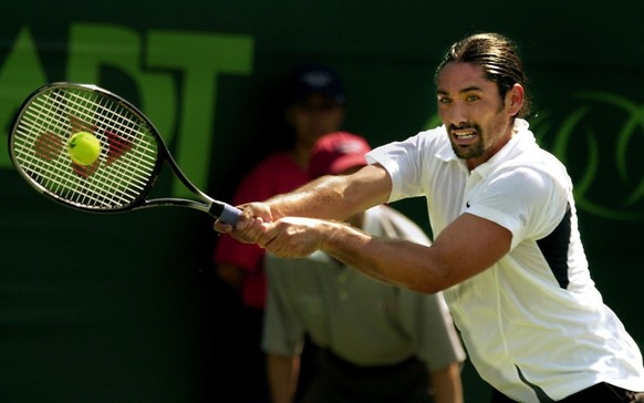 RAS04 - 20020323 - KEY BISCAYNE, FL, UNITED STATES : Marcelo Rios of Chile returns a shot to Mardy Fish of the US in their second round match, 23 March 2002, at the Masters Series Tennis at Key Biscay ...