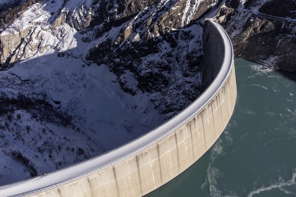 EMBARGO 09.02.2022 a 01H00 - Le barrage hydroelectrique de Mauvoisin photographie ce vendredi 14 janvier 2022 a Bagnes. Depuis le 1er janvier 2022, Nestle s&#039;approvisionne en electricite verte sui ...
