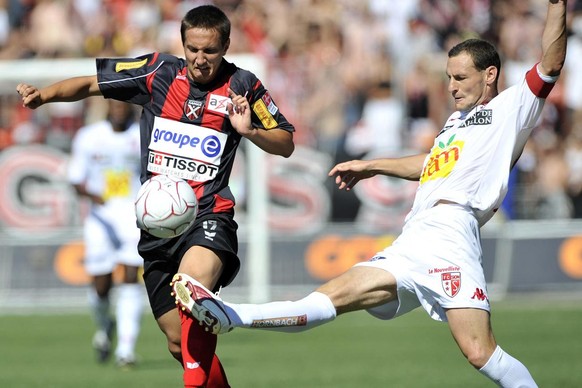 Mario Gavranovic, gauche, de Xamax, en duel avec Vilmos Vanczak, droite, de Sion lors de la rencontre de football de superleague entre la FC Neuchatel Xamax et le FC Sion, ce samedi 1er aout 2009 au S ...