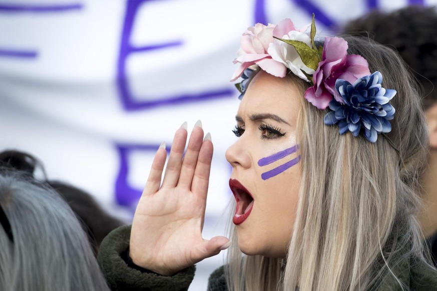 Une femme crie des slogans en marchant lors d&#039;une manifestation contre les violences sexistes et sexuelles ce samedi 23 novembre 2019 a Lausanne. La journee internationale pour l&#039;elimination ...