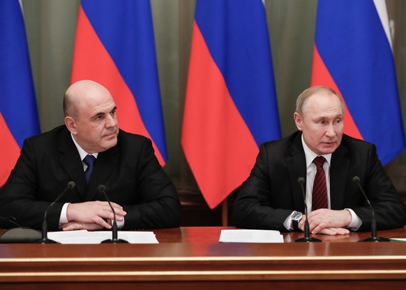 Mikhaïl Michoustine et Vladimir Poutine en 2020.
