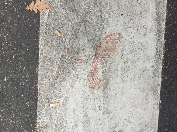 On imagine la quantité de sang sur le sol pour laisser une telle emprunte devant le Carillon.