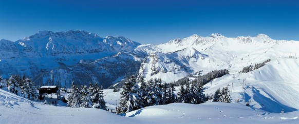 Your holiday. Switzerland. Panorama view of the international skiing area Portes du Soleil above Champery in Canton Valais (1064 m). 

Endlich Ferien. Ihre Schweiz. Panoramasicht auf das international ...