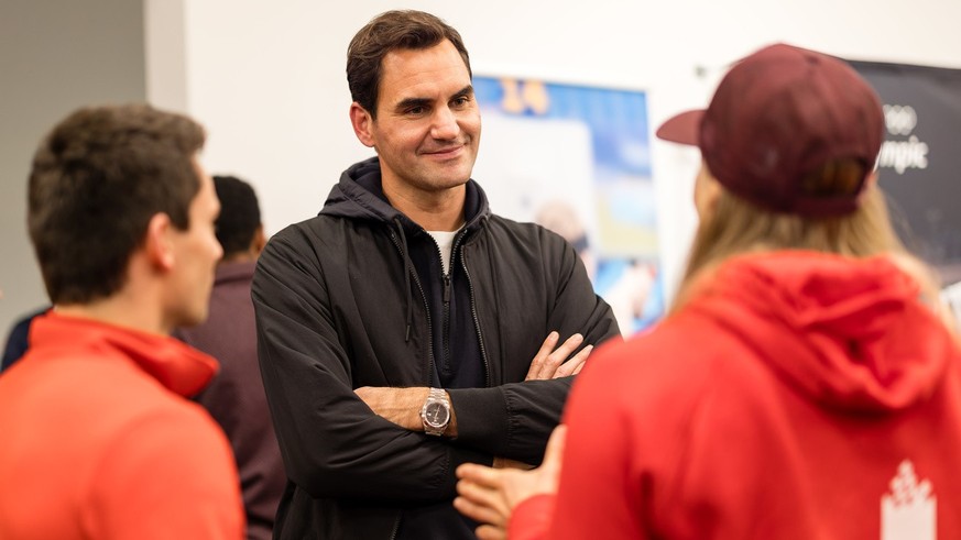 Roger Federer spricht mit Petra Klingler, Sportklettern, anlaesslich dem Olympia-Treff von Swiss Olympic am Donnerstag, 2. November 2023 im Campus Sursee in Oberkirch. Athletinnen, Athleten und auch T ...