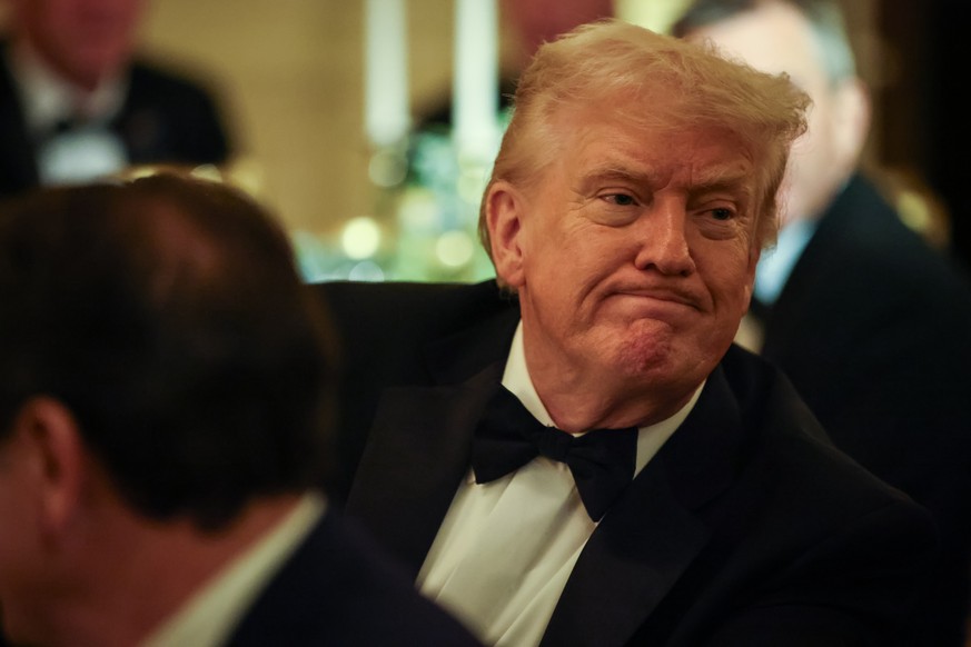 epa12767500 US President Donald Trump turns to talk to the press pool during the Governors Dinner in the East Room of the White House in Washington, DC, USA, 21 February 2026. EPA/Samuel Corum / POOL