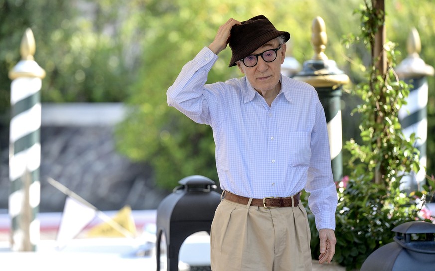 epa10837181 US filmmaker Woody Allen gestures as he arrives at the Lido Beach for the Venice International Film Festival, in Venice, Italy, 03 September 2023. The 80th edition of the Venice Film Festi ...