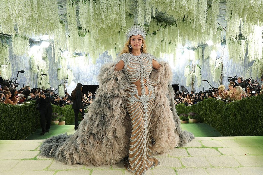 NEW YORK, NEW YORK - MAY 04: Beyoncé attends the 2026 Met Gala celebrating "Costume Art" at the Metropolitan Museum of Art on May 04, 2026 in New York City. (Photo by Kevin Mazur/MG26/Getty  ...
