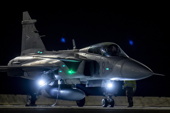 epa11613249 A Gripen fighter jet of the Hungarian Defence Forces taxies on the tarmac during their afternoon and night training exercises at the Szentgyorgyi Dezso Air Base of Kecskemet, Hungary, 19 S ...