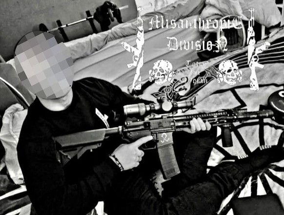 Yannick B., proche des Nationalistes suisses, avec un fusil d’assaut et des têtes de mort SS.
