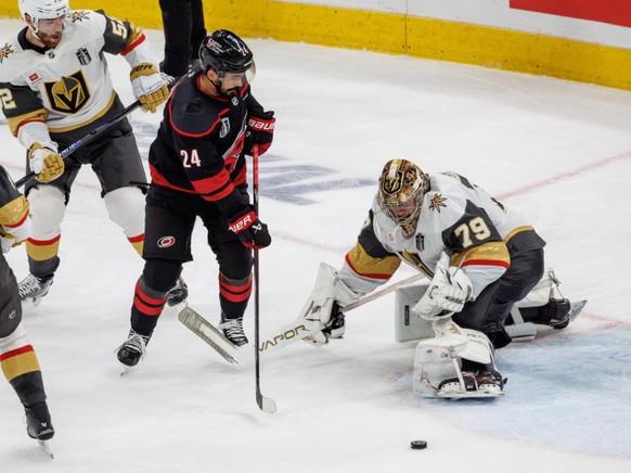Seth Jarvis (en noir) a trouvé la faille en prolongation face au gardien des Knights Carter Hart.