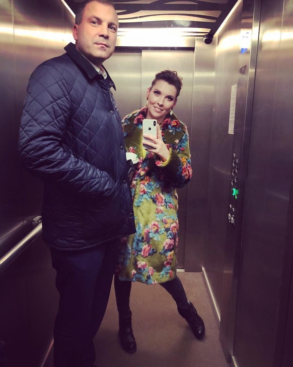 Le couple est un grand adepte des selfies d'ascenseur - lesquels ont permis à la fondation Navalny de situer leur appartement dans une luxueuse tour de Moscou.