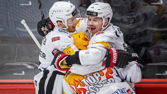 L&#039;attaquant fribourgeois Daniel Brodin, droite, celebre avec ses coequipiers apres avoir marque lors de la rencontre du championnat suisse de hockey sur glace de National League LNA, entre le Lau ...