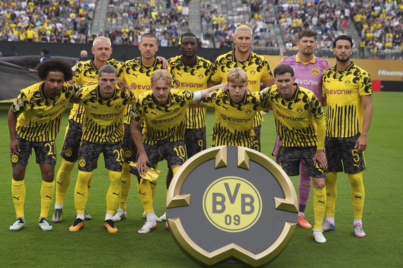 Players of Borussia Dortmund line up for a team photo before the the Club World Cup group F soccer match between Fluminense and Borussia Dortmund in East Rutherford, N.J., Tuesday, June 17, 2025. (AP  ...