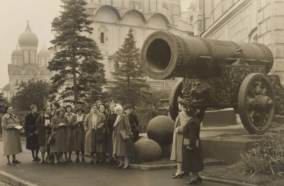 La délégation suisse au Kremlin devant le canon «Tsar Pouchka», le 23 septembre 1953.