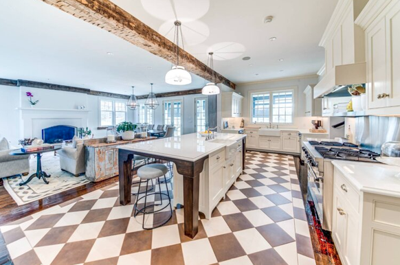 La maison, «élégamment aménagée», comprend une cuisine spacieuse avec coin repas.