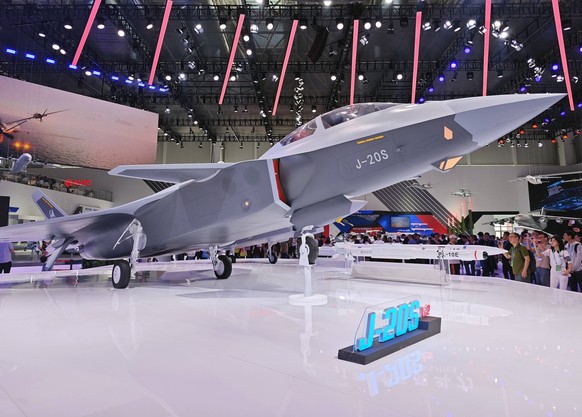 L&#039;avion de chasse furtif biplace J-20S est en exposition statique lors du 15e Salon international de l&#039;aviation et de l&#039;aérospatiale de Chine, ou Airshow China 2024, le 12 novembre 2024 ...