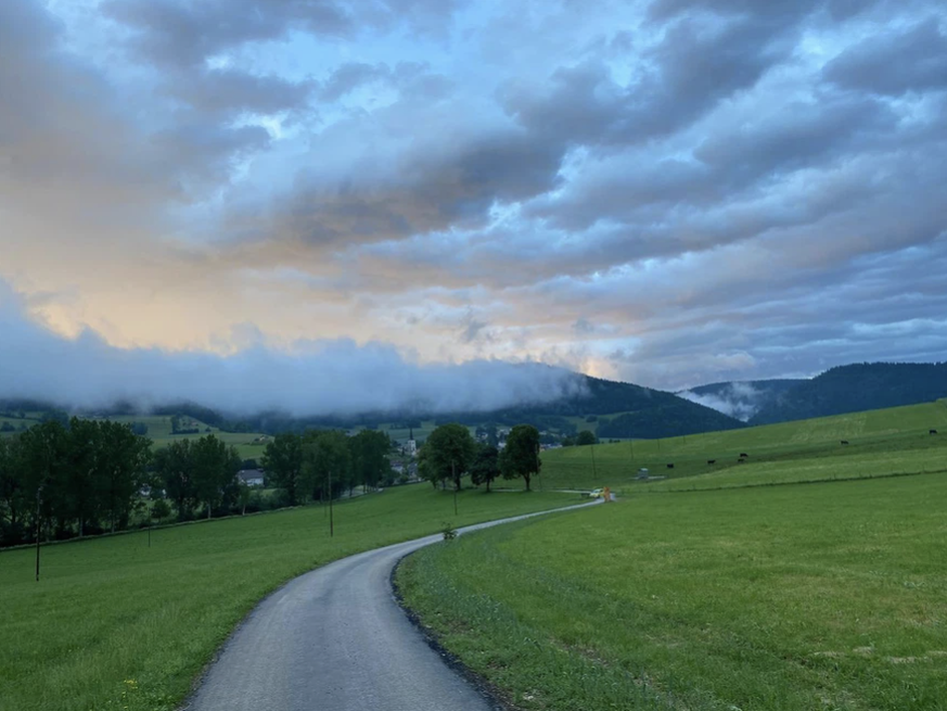 Vue de la ferme: Travers à la tombée de la nuit.