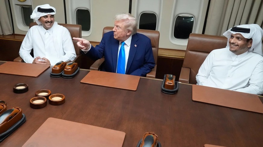 Le président américain rencontre l'émir du Qatar (à gauche) et le premier ministre du pays, Sheki Mohammed bin Abdulrahman, à bord d'Air Force One.