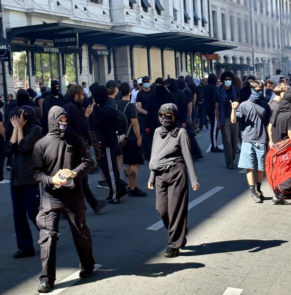 Membres des Black Blocs dans la manifestation anti G7 du 14 juin à Genève