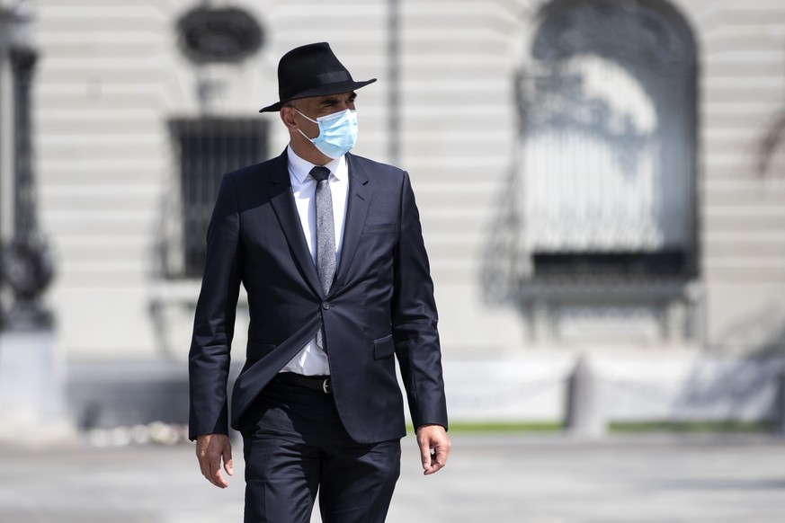 Bundesrat Alain Berset auf dem Weg zu einer Medienkonferenz des Bundesrates zur aktuellen Lage im Zusammenhang mit dem Coronavirus, am Mittwoch, 21. April 2021, in Bern. (KEYSTONE/Peter Klaunzer)