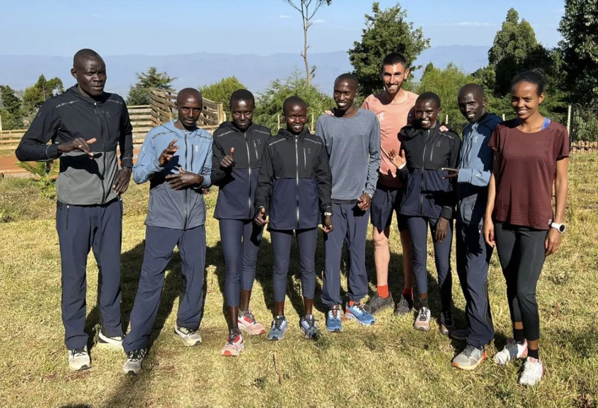 Julien Lyon et les Milimani Runners, que le coach entraîne assidûment aux spécificités de la course en montagne.