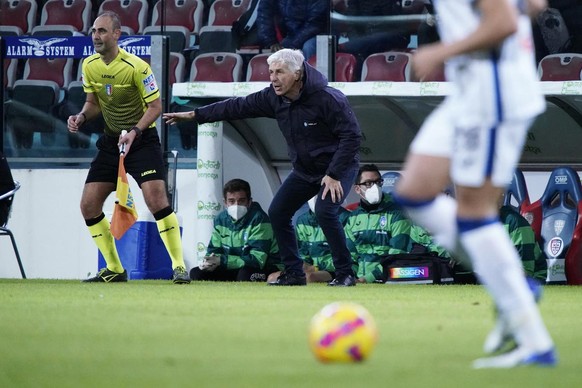 Atalanta&#039;s coach Gian Piero Gasperini, center, shouts instructions to his team during the Serie A soccer match between Cagliari Calcio and Atalanta BC at Unipol Domus Stadium in Cagliari, Italy,  ...