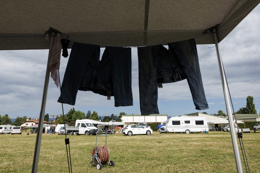 Un campement yeniche installe sans autorisation dans le parc Francois-Auguste Chatrier est photogaphie, ce lundi 31 juillet 2023 a Thonex pres de Geneve. Des Yeniches occupent depuis dimanche, sans au ...