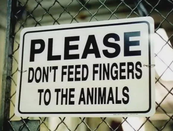 Lustiges Schild: Bitte keine Finger füttern
