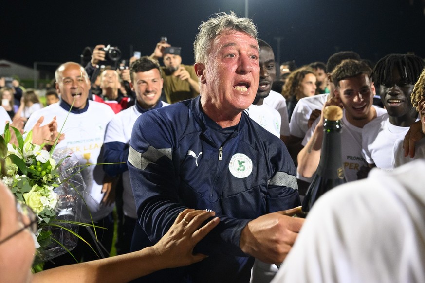 Les joueurs d&#039;Yverdon celebrent la promotion en Super League avec l&#039;entraineur yverdonnois Marco Schaellibaum, centre, lors de la rencontre de football de Challenge League entre Yverdon Spor ...