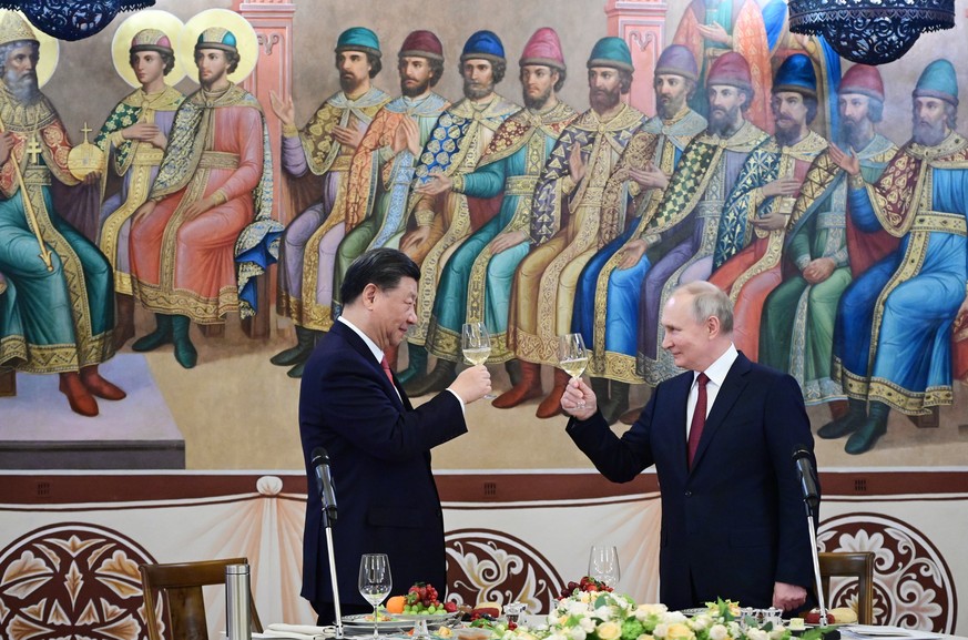 epa10535447 Chinese President Xi Jinping (L) and Russian President Vladimir Putin (R) toast at a reception in the Faceted Chamber of the Moscow Kremlin, Russia, 21 March 2023. Chinese President Xi Jin ...