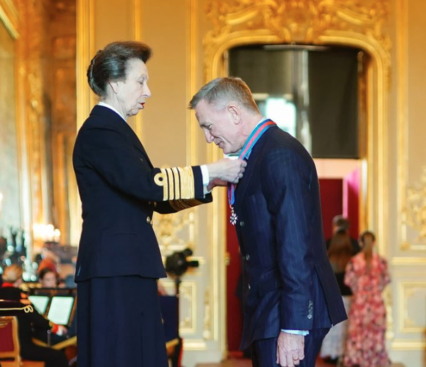 Daniel Craig reçoit la même décoration que James Bond