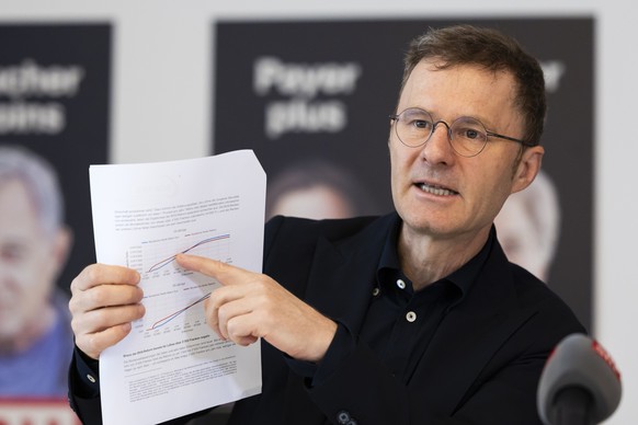 Daniel Lampart, Sekretariatsleiter SGB, spricht waehrend einer Medienkonferenz des SGB zur BVG-Reform, am Dienstag, 27. August 2024, in Bern. (KEYSTONE/Peter Klaunzer)