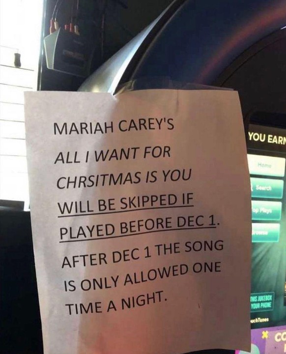 «All I Want For Christmas Is You» de Mariah Carey sera sautée si elle est jouée avant le 1er décembre. Après le 1er décembre, la chanson n'est permise qu'une fois par soir.