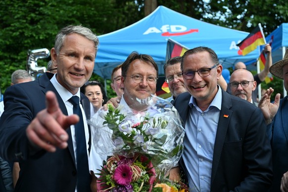 dpatopbilder - 25.06.2023, Thüringen, Sonneberg: Björn Höcke (l) , Vorsitzender der AfD Thüringen und Tino Chrupalla, AfD-Bundesvorsitzender (r) gratulieren dem Wahlsieger des Thüringer Kreis Sonneber ...