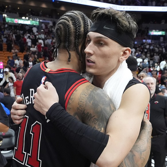 Tyler Herro (de face) et Miami ont dominé les débats face aux Bulls vendredi